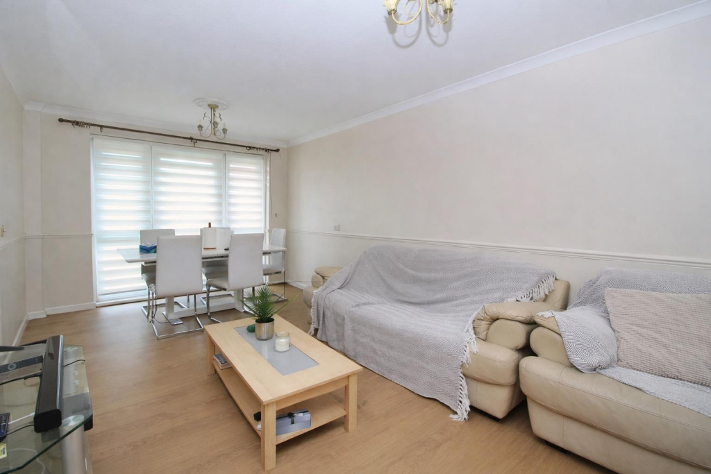 Apartment in Broxbourne, Hertfordshire - View 3