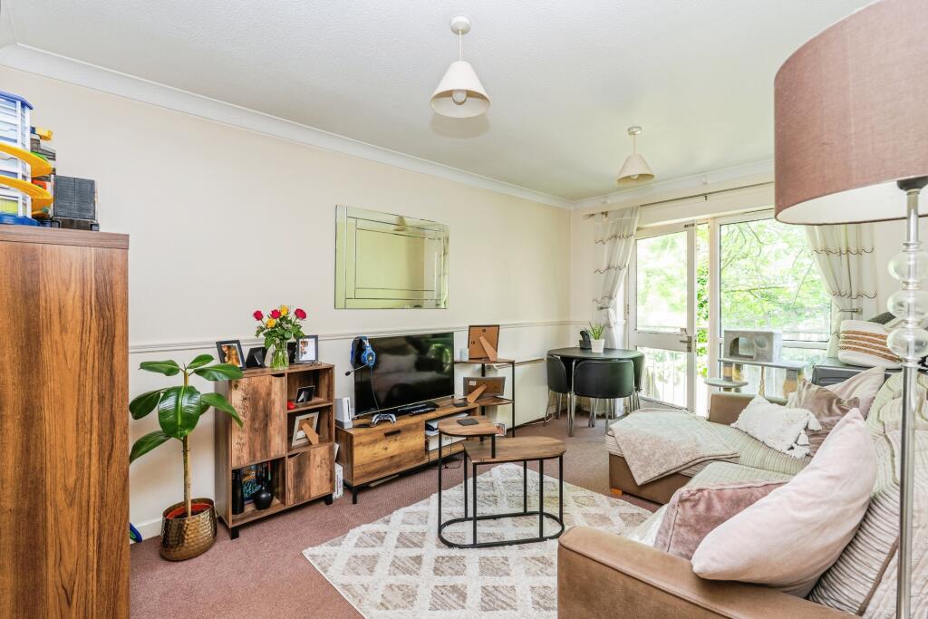 Main image of property: 164 Millbrook Road East, Southampton, SO15