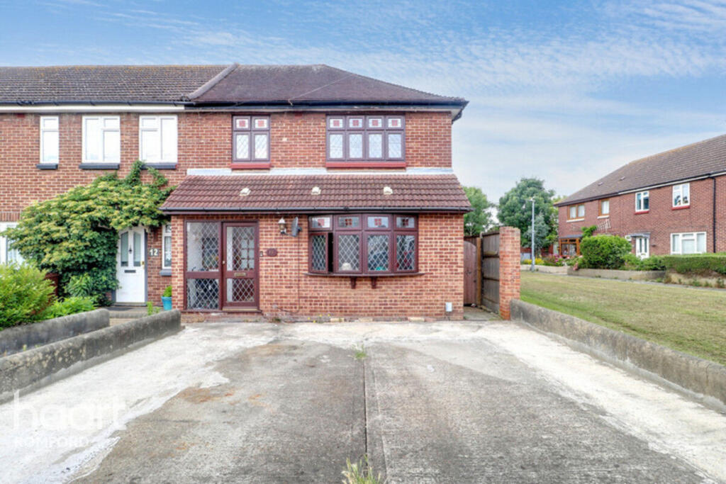 3-bed terraced on Legon Avenue, Romford, £450,000