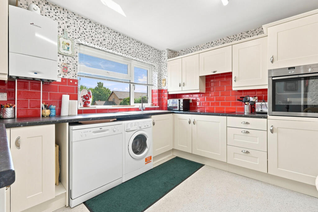 Apartment in Southend-on-Sea, Essex - More