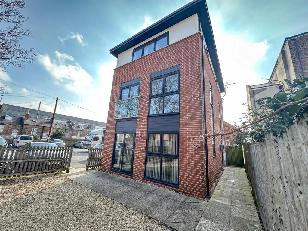 Main image of property: St. Georges Street, Cheltenham GL50 4DE