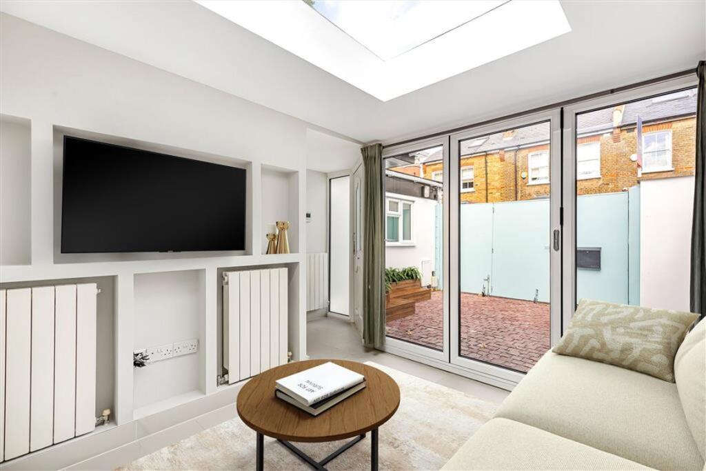 House in London - View 2