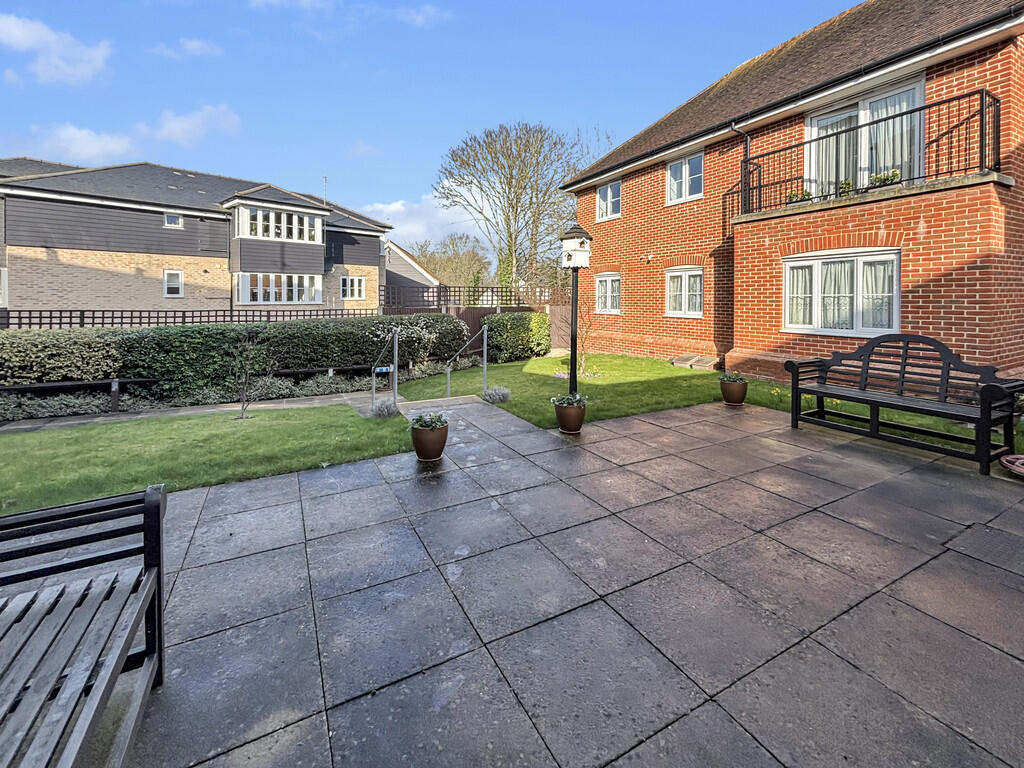 2-bed flat on Lydgate Court, Bury St Edmunds, £210,000