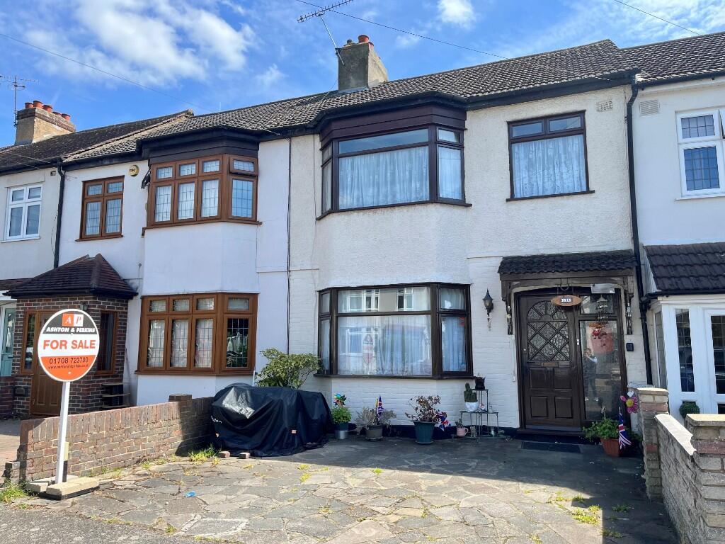 3 bedroom terraced house for sale in Hillcrest Road, Hornchurch, RM11