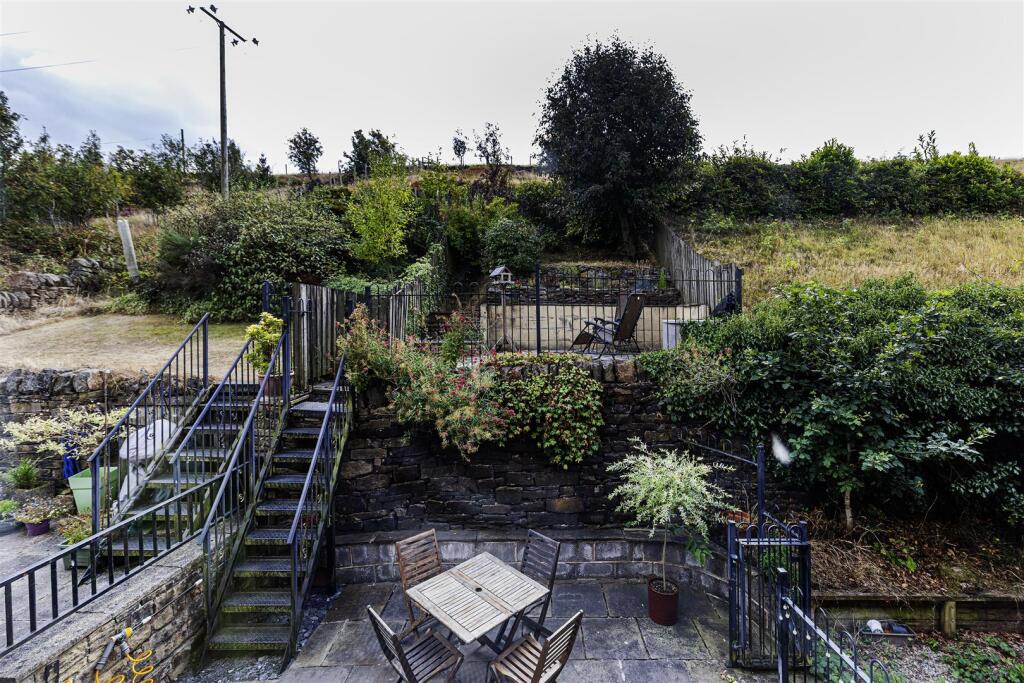 House in Halifax - View 4