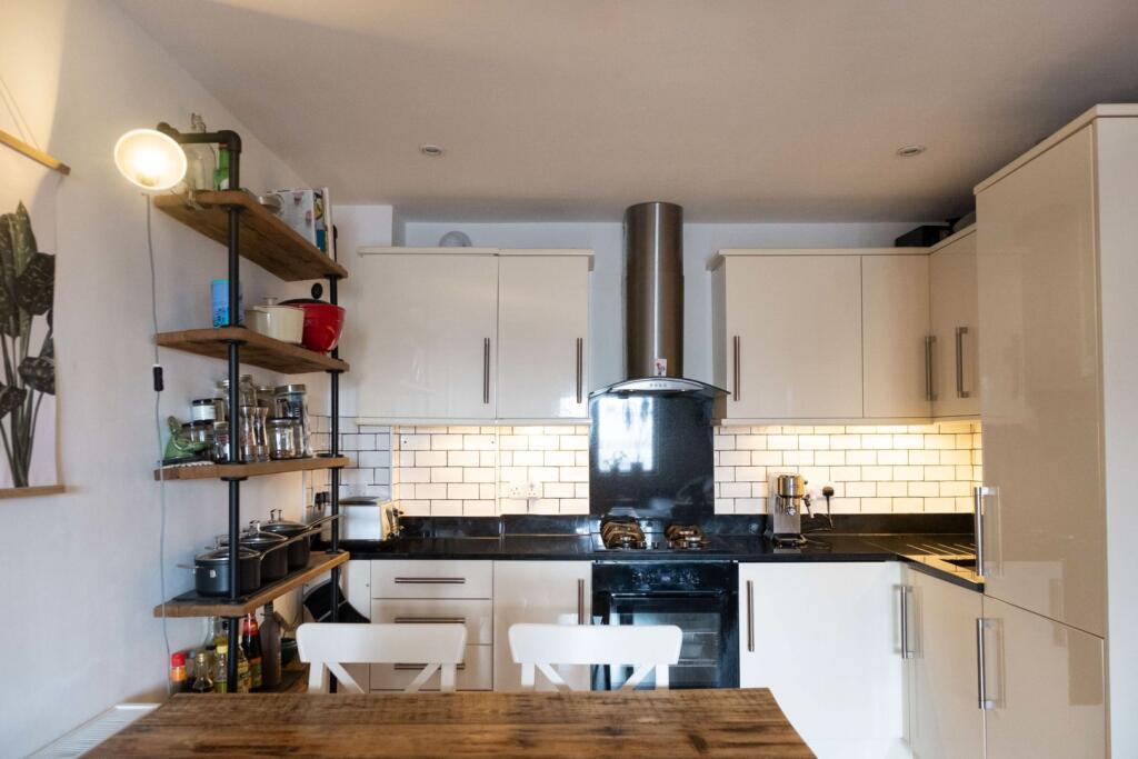 5 Madoc Close, London, NW2 photo 3