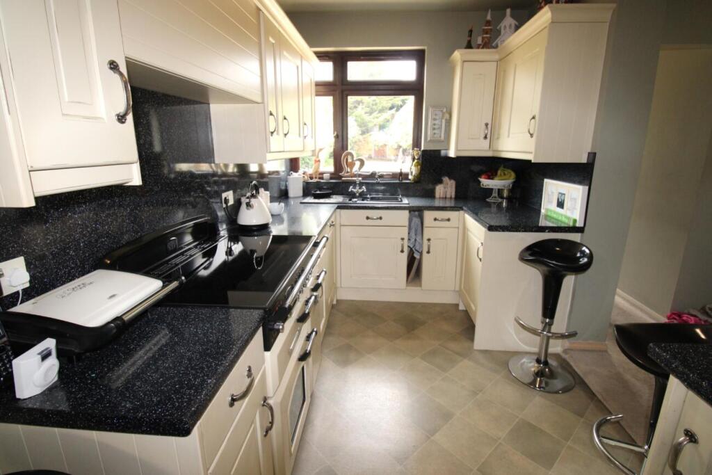 Cranston Park Avenue, Upminster, Essex photo 4