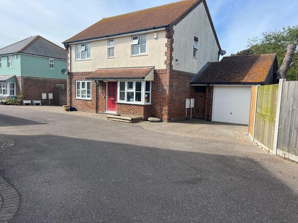 Greville Close, WALTON ON THE NAZE, CO14 photo 2