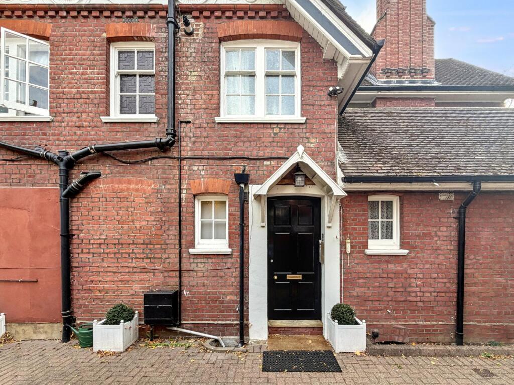 Apartment in Surbiton, Oakhill - View 2