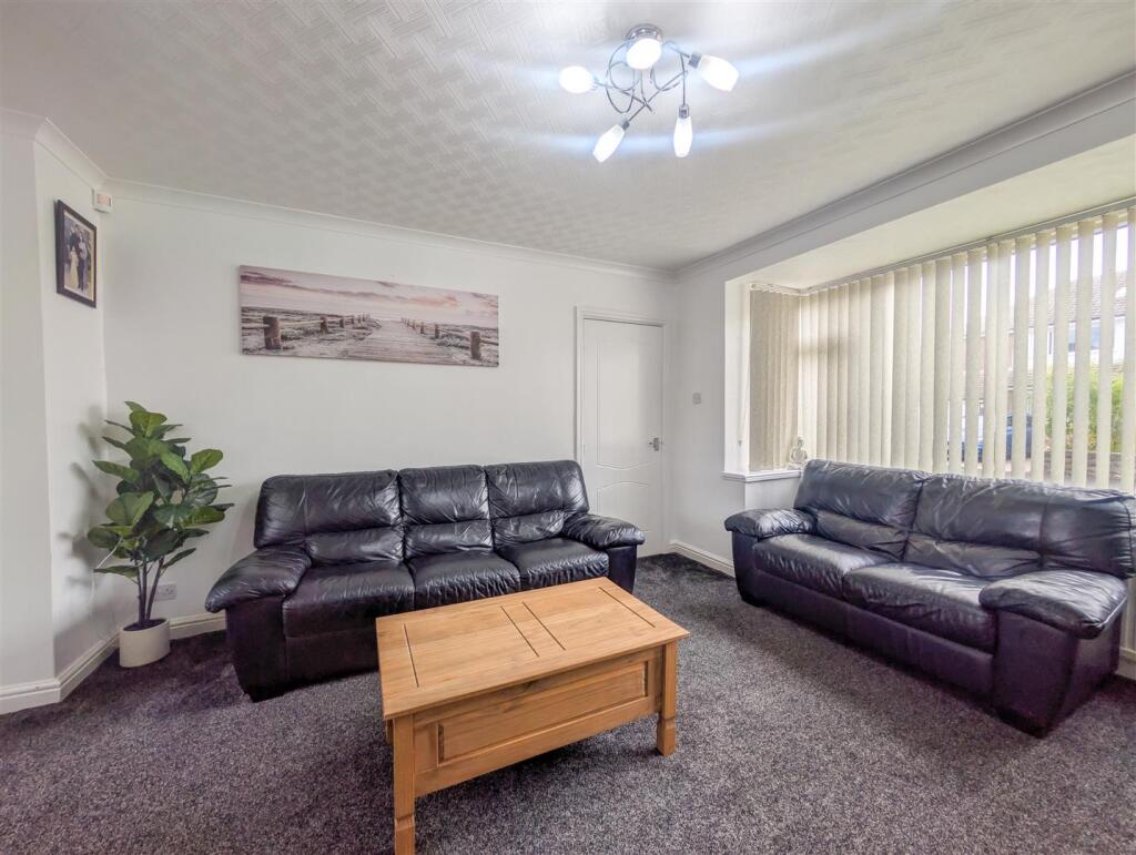 House in Huddersfield, Moldgreen - View 4