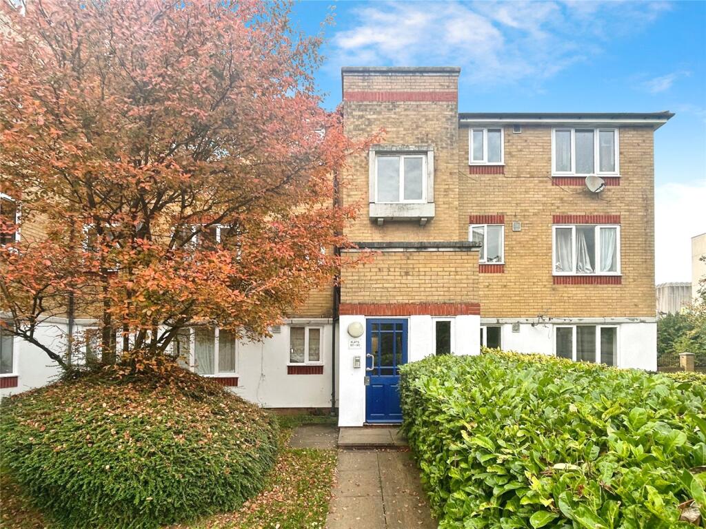 2-bed apartment on Dadswood, Harlow, Essex, £175,000