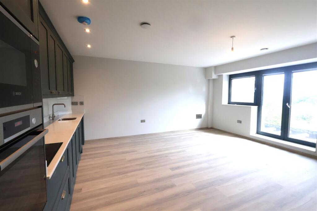 Apartment in Redditch, Southcrest, Headless Cross - View 4