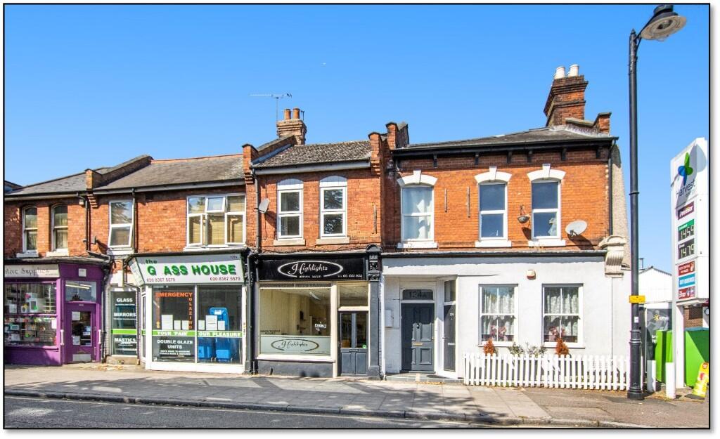 Main image of property: 122c Chase Side, Enfield, EN2 0QN