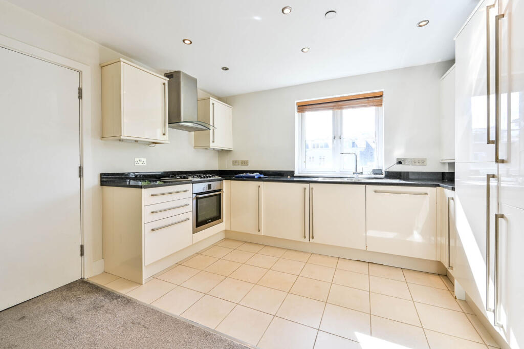 Apartment in Woking, Surrey - View 3