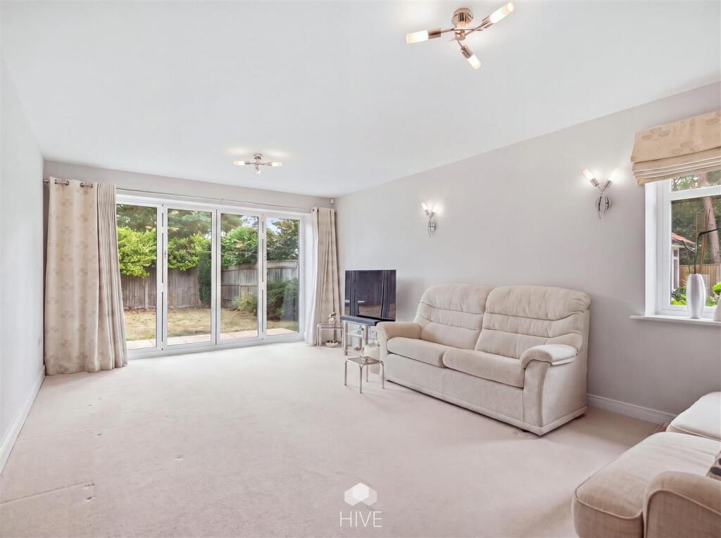 Dormy Crescent, Ferndown photo 5