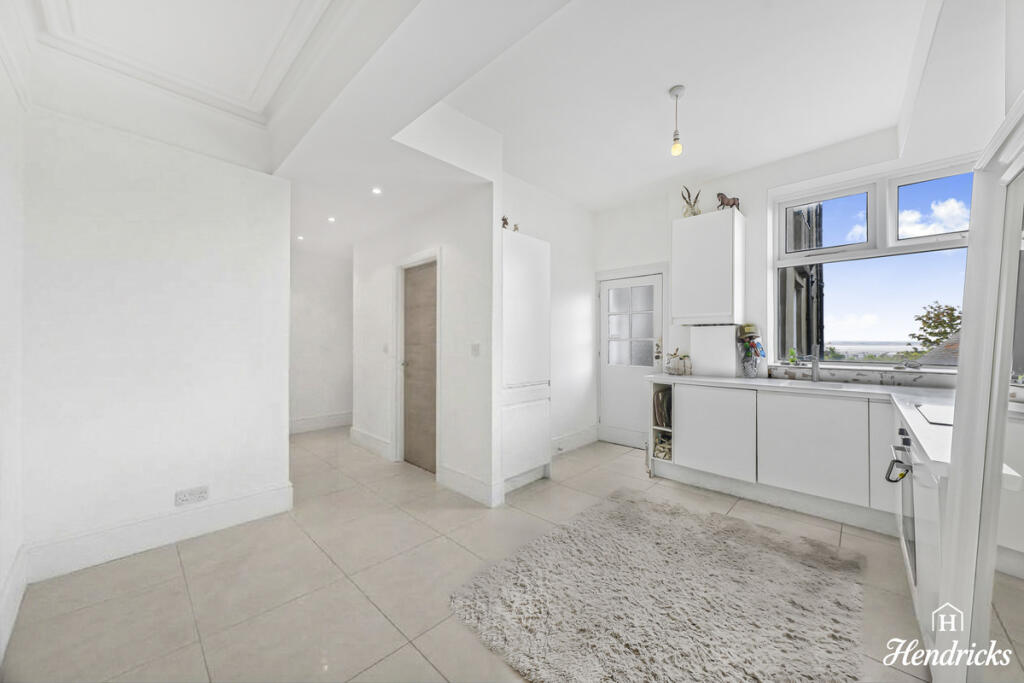 Apartment in Southend-on-Sea - View 3