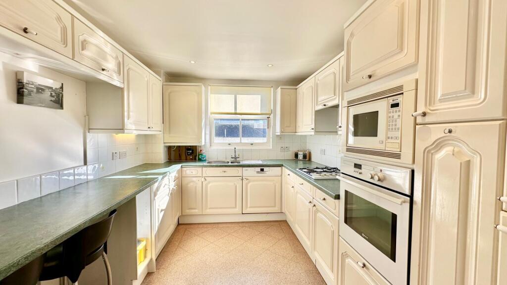Devonshire Place, Eastbourne photo 3