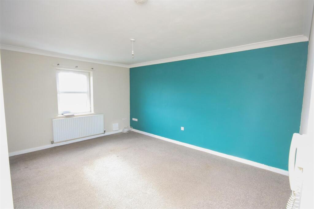 36, Lancaster Court, Auckley, Doncaster photo 3