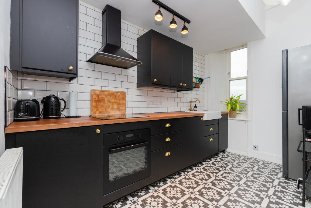 Apartment in Paisley, Renfrewshire - More