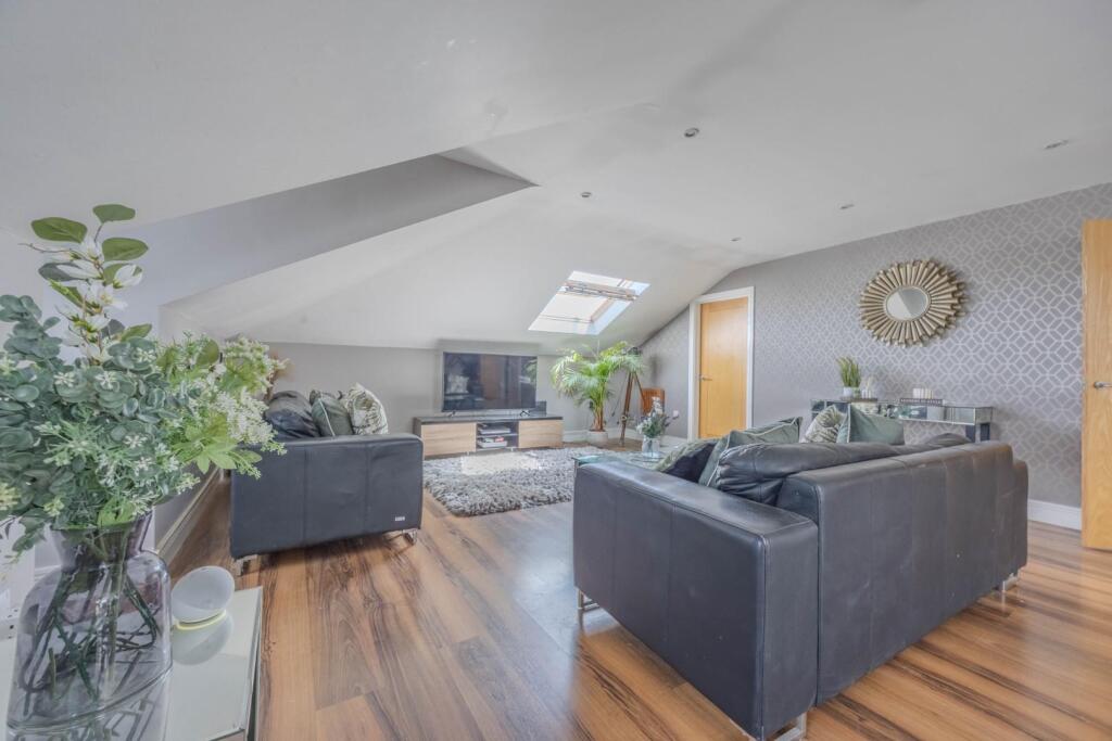 Apartment in Southend-on-Sea - More