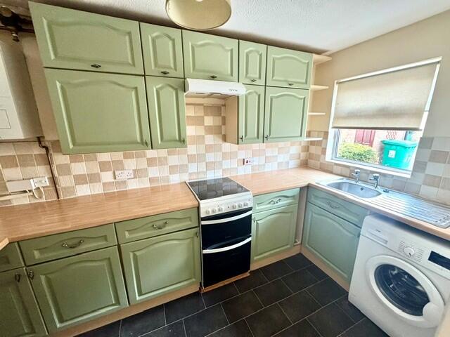 Dean Close, Wollaton, NG8 - View 2