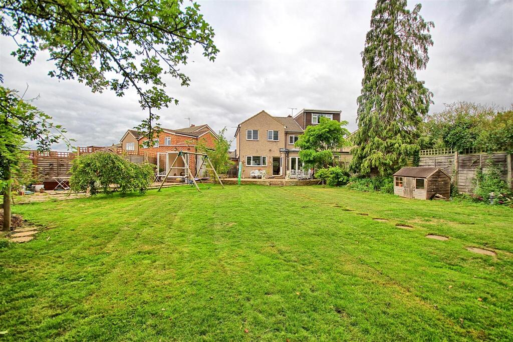 Chiltern Close - Ware - Huge Rear Garden photo 4
