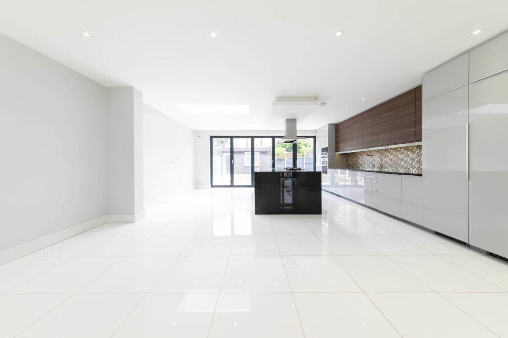 5 bedroom semi-detached house for rent