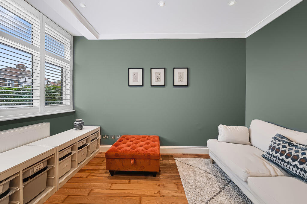 House in Walton-on-Thames, Swallowfields, Surrey - More