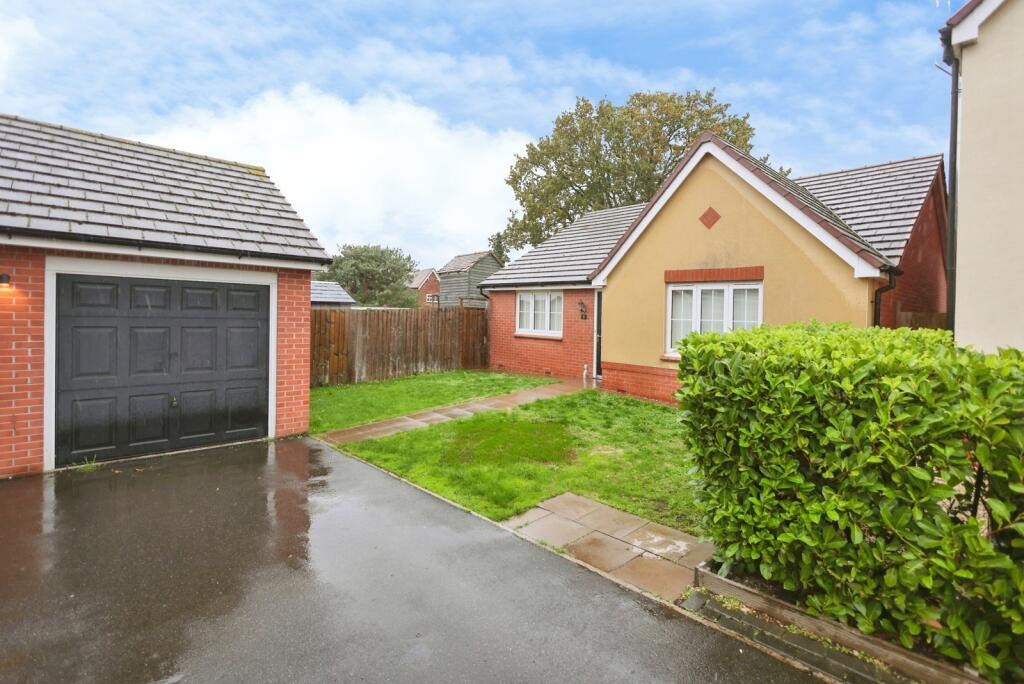 3-bed bungalow on Derrington Gardens, Kempsey, Worcester, Worcestershire, WR5, £300,000