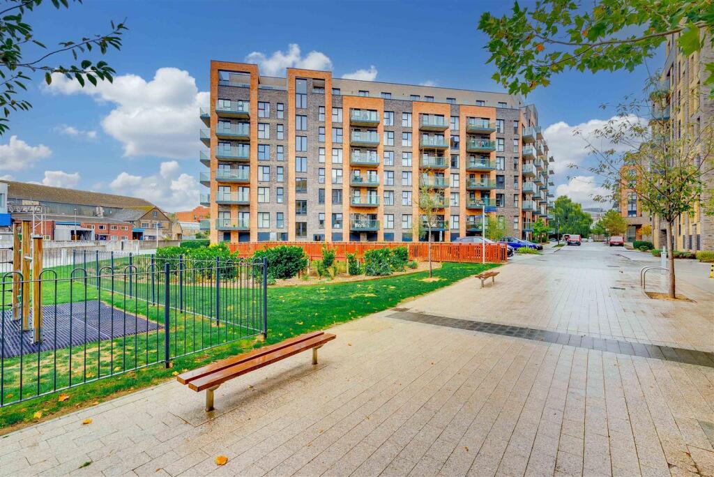 2-bed flat on James Smith Court, Dartford, £325,000
