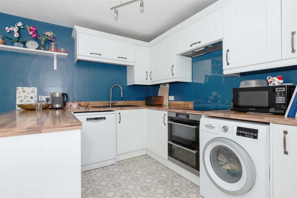 Somerset Close, Worthing photo 2