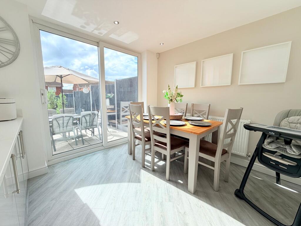 House in Nuneaton and Bedworth, Warwickshire - More