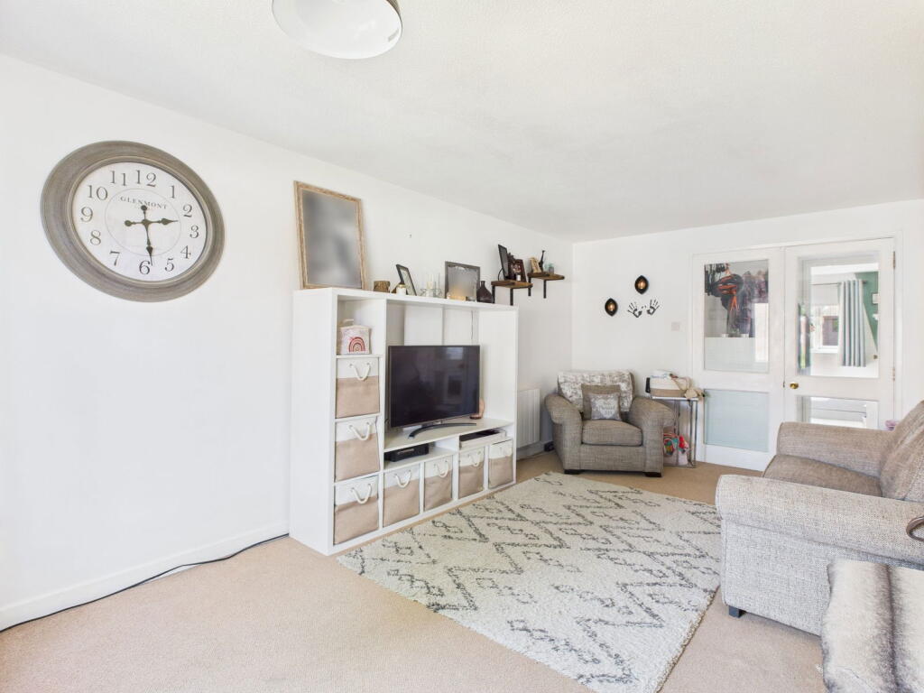 Manor Fields, Horsham, West Sussex. photo 2