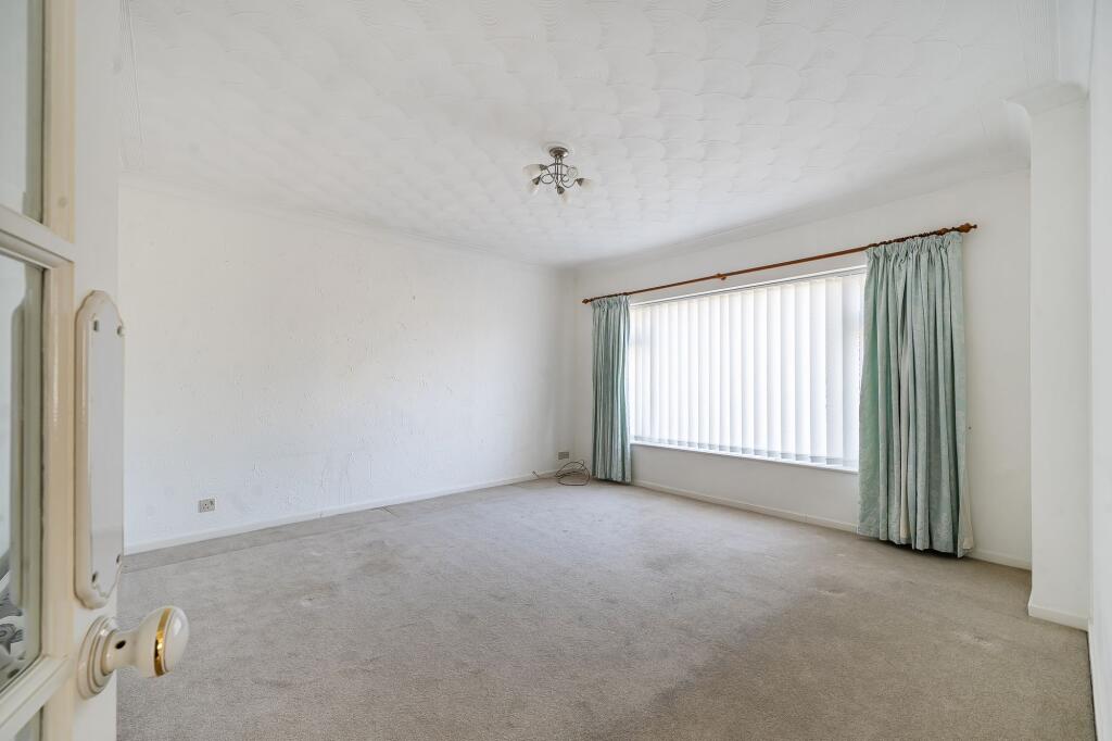 Pen Close, Swindon, SN25 photo 3
