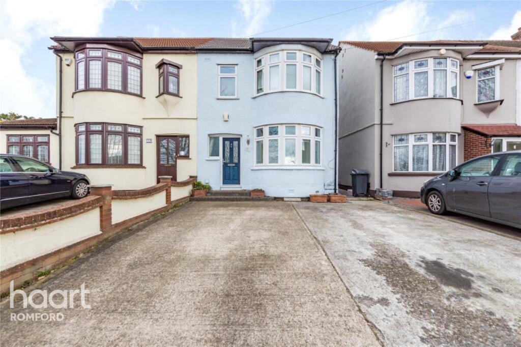 Main image of property: Park Lane, Hornchurch, RM11 1EQ
