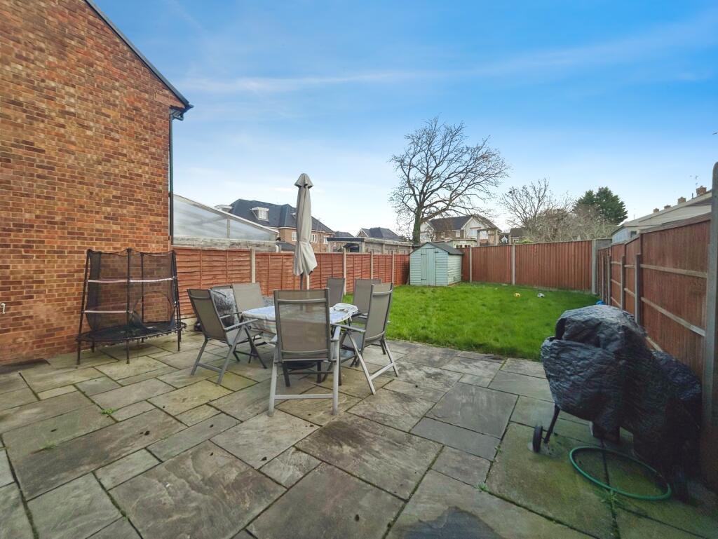 Kennel Lane, Bracknell, Berkshire photo 2