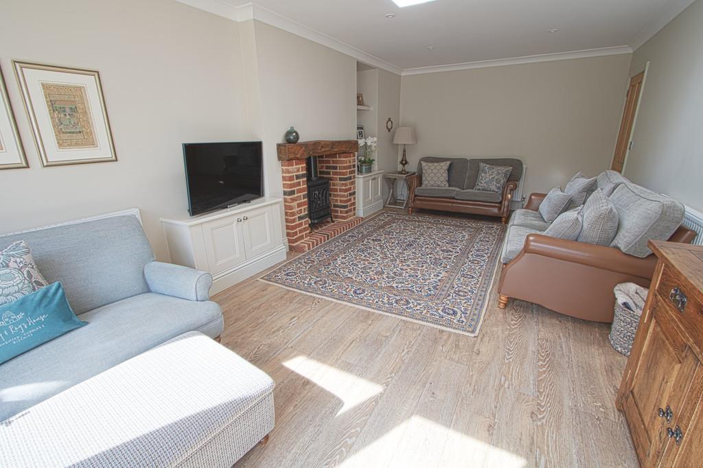 House in Basildon, Billericay - More