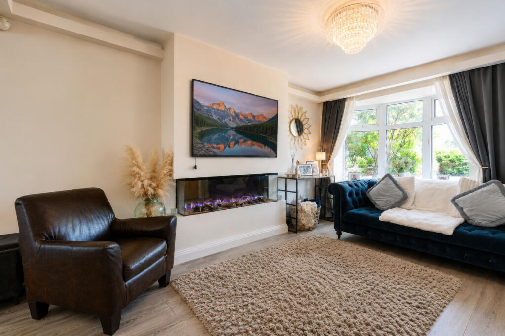 Arden Avenue, Middleton, M24 photo 4