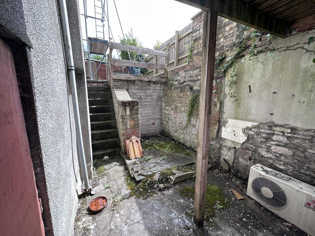 5 bedroom maisonette for rent