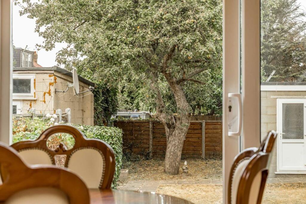 House in London, Chapel End, Highams Park - View 4