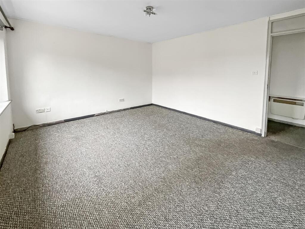 Coppice Close, Hinckley photo 3
