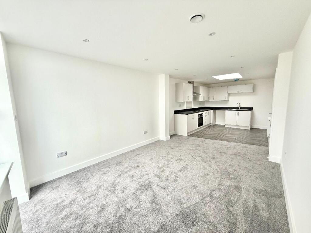 Apartment in Southend-on-Sea - More