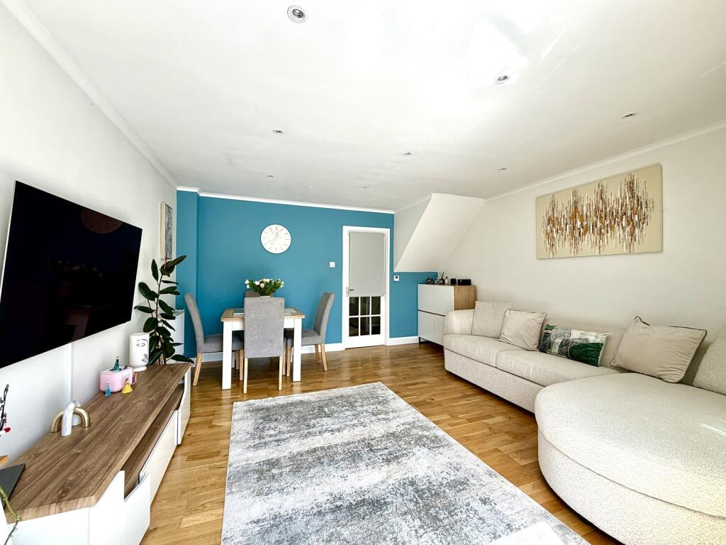 House in London, Royal Borough of Kingston upon Thames - More