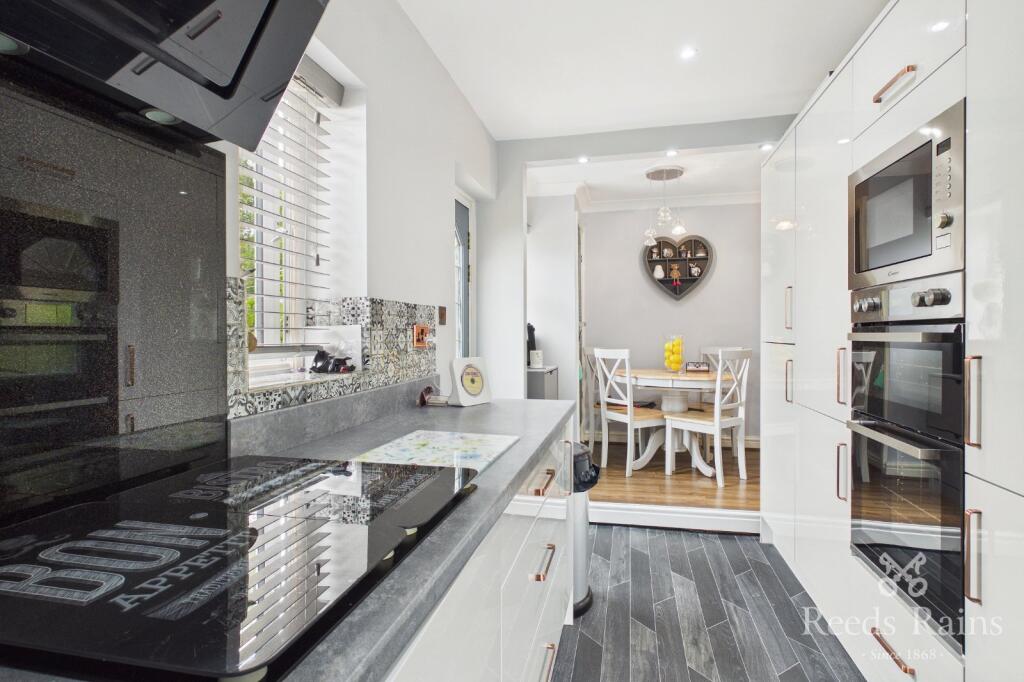 Dodworth Drive, Wakefield, West Yorkshire, WF2 - View 6