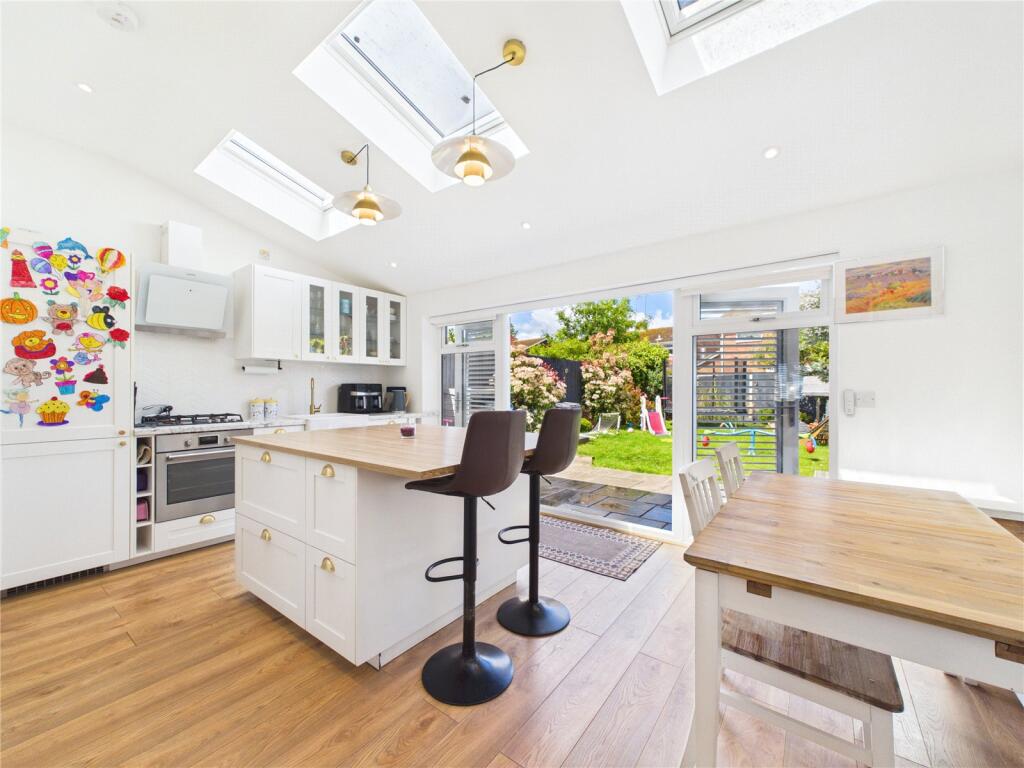 Poplar Close, Sherfield-On-Loddon, Hook, Hampshire, RG27 photo 3