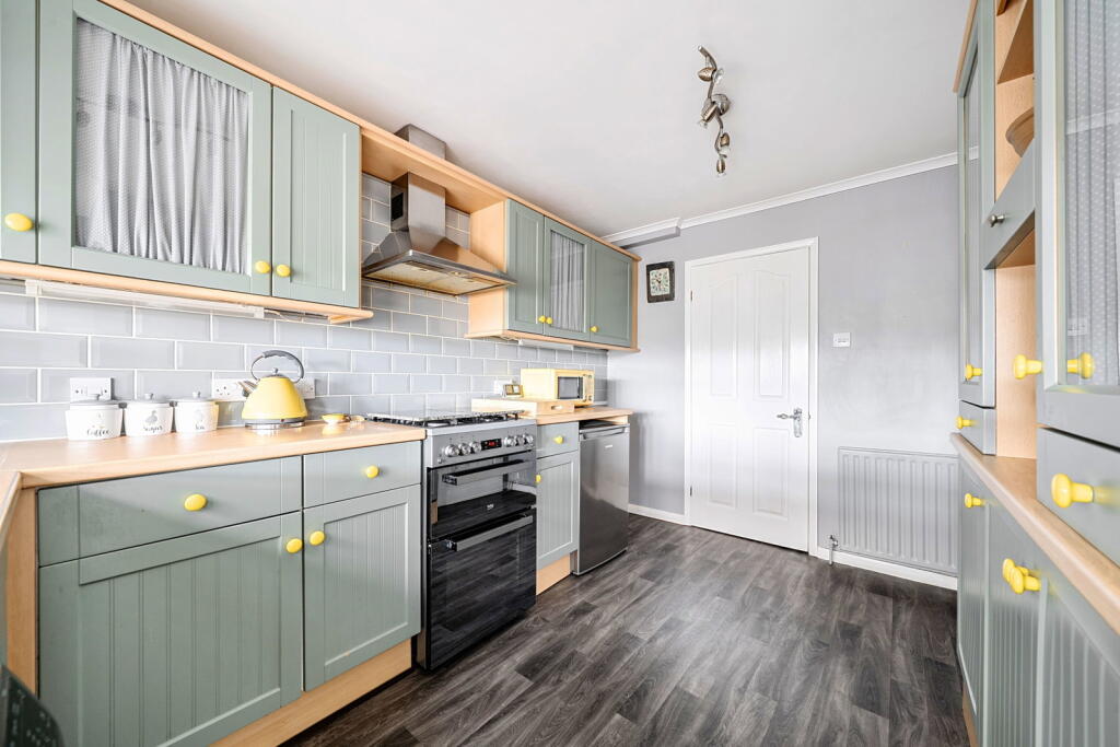 Three double bedrooms, station-side convenience and no forward chain - 1,354 sq ft photo 4