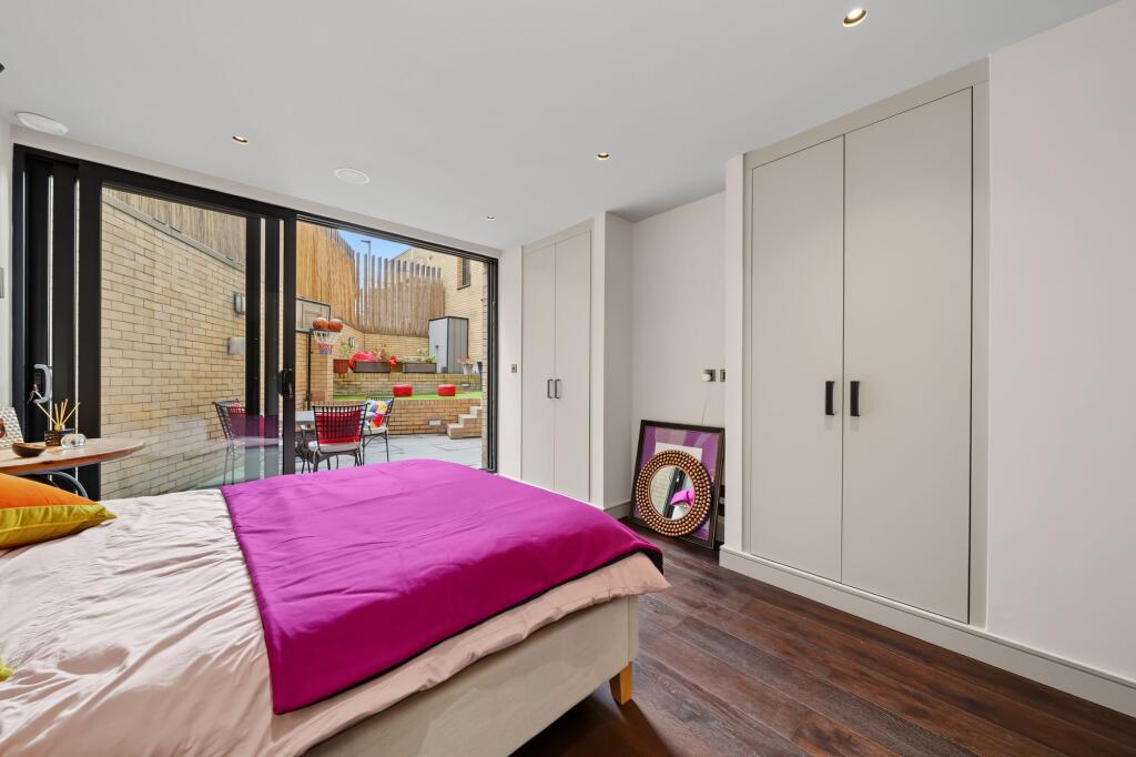 Apartment in London - View 5