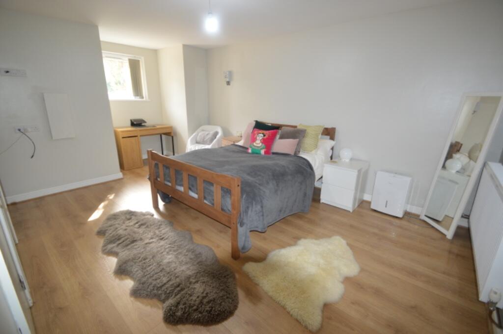 House in Leeds, West Yorkshire - View 4