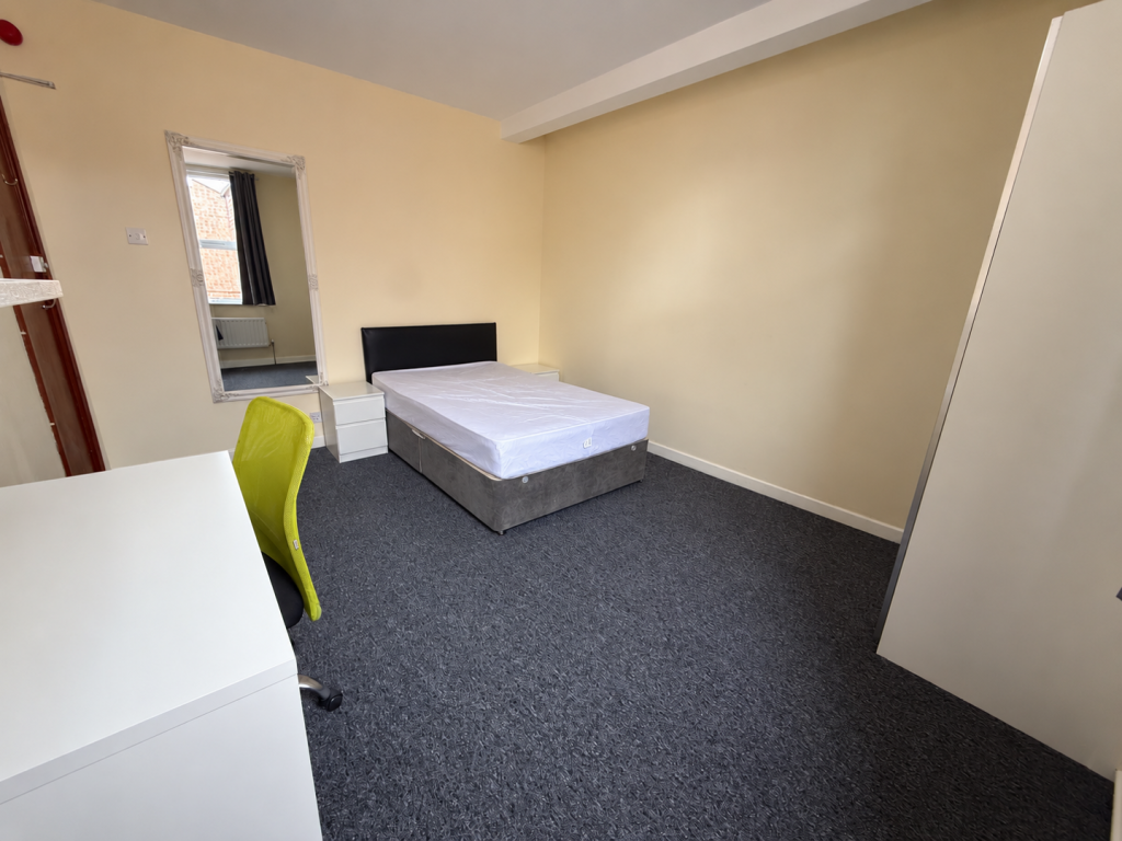 House in Manchester, Victoria Park, Ardwick - More