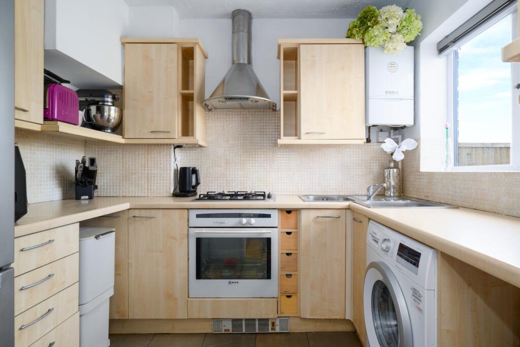 Armstrong Close, Walton-on-Thames, KT12 – pohled 5